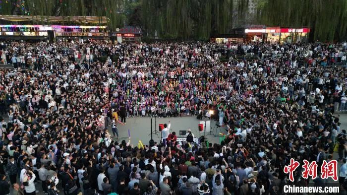 4月23日晚，民众在黄河边合唱。(无人机照片)九美旦增 摄
