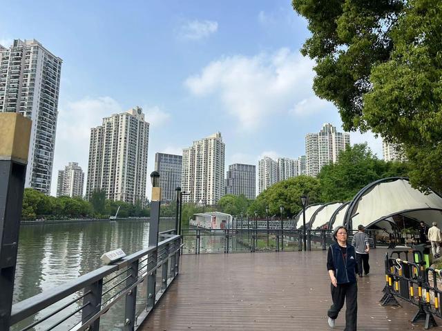 4月23日，苏州河沿岸步道上，附近居民散步、锻炼。澎湃新闻记者 李佳蔚 图