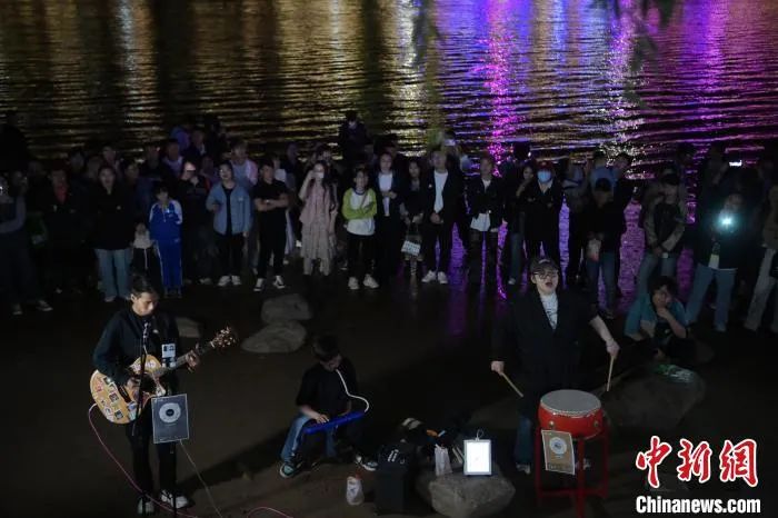 4月23日晚，演出团队在百年铁桥中山桥附近进行演出。九美旦增 摄