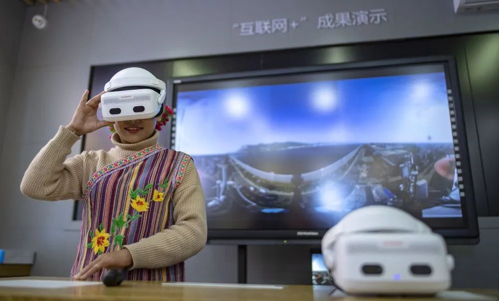 2019年4月19日，独龙族姑娘熊玉兰在怒江州贡山县独龙江乡体验VR眼镜。江文耀 摄