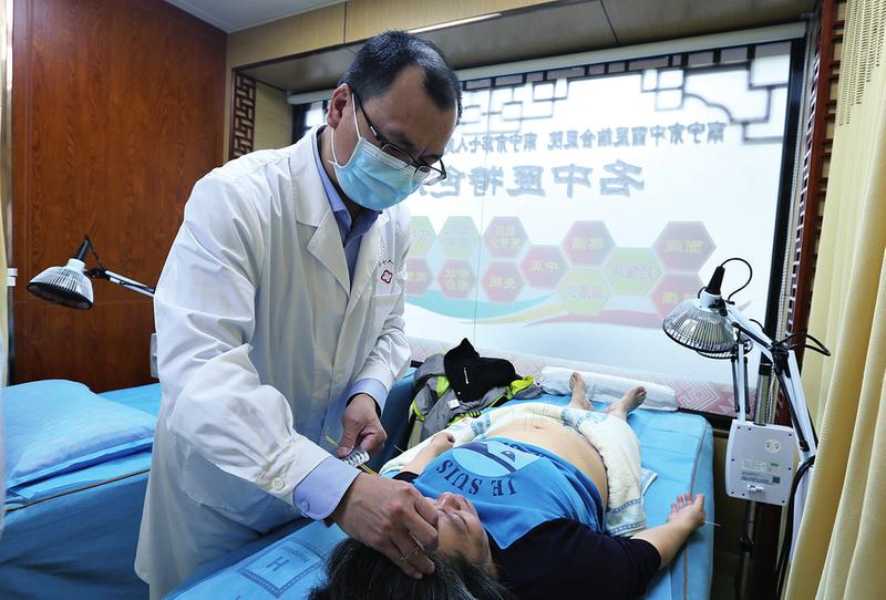南宁市第七人民医院特聘减重专家为患者进行针灸治疗。（周思佳 摄）