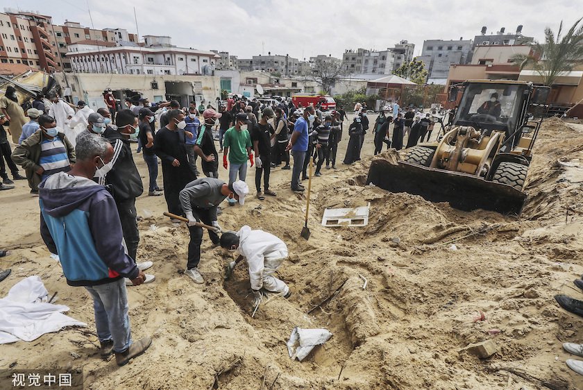 4月23日，加沙地带南部汗尤尼斯的纳赛尔医院，民众和医务人员正在挖掘尸体。图片来源：视觉中国