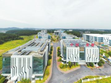 初见规模的中国柔都·南充临江新区柔性制造产业园。