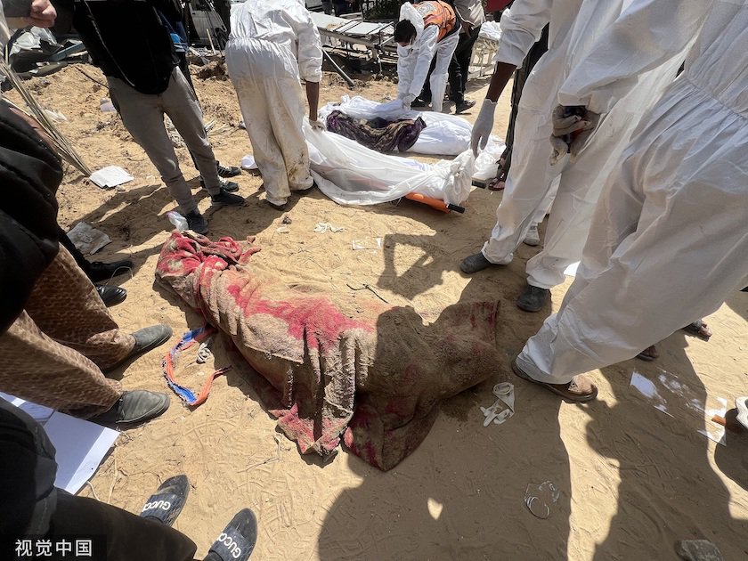 4月23日，加沙地带南部汗尤尼斯的纳赛尔医院，民众和医务人员看着挖掘出的尸体。图片来源：视觉中国