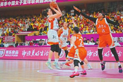 　　4月22日，在中国女篮联赛季后赛总决赛中，身着白色球衣为四川女篮队员。 　　四川日报全媒体记者 吴枫 摄
