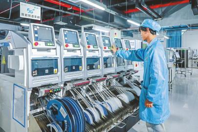 　　四川弘鑫云创智造科技有限公司智能制造车间的工人抢抓生产。