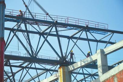 　　南充国际会展中心项目现场，建设者奋战施工一线。