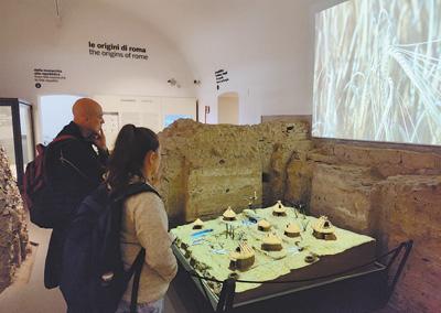 在罗马斗兽场考古公园内，游客正通过多媒体展示了解古罗马历史。本报记者 谢亚宏摄