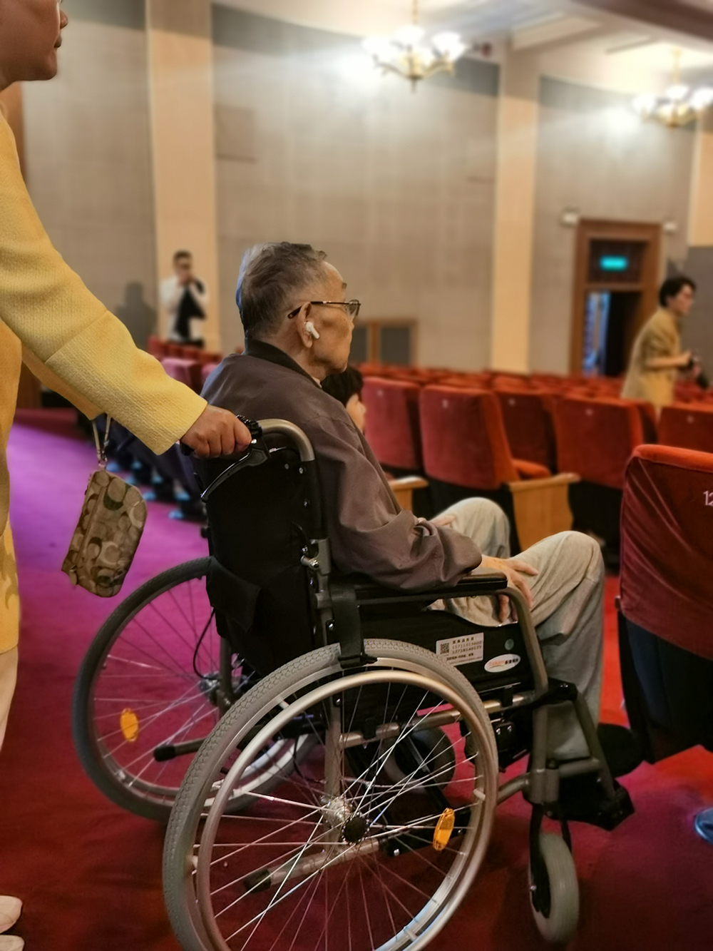 刘锦云坐着轮椅来到首都剧场观摩舞美设计  摄影 王诤