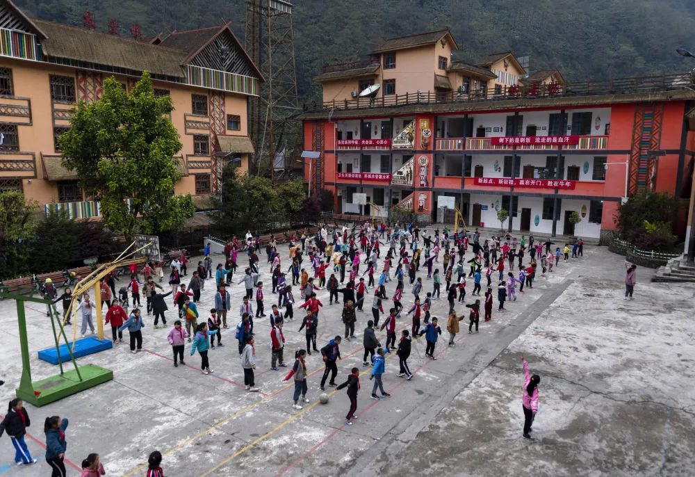 2021年3月9日，独龙江乡中心学校的学生在做课间操。陈欣波 摄