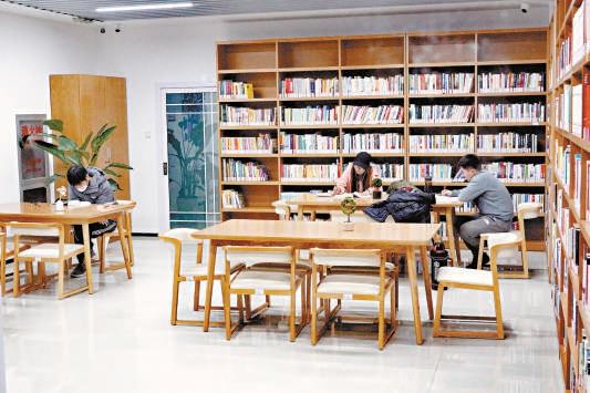 大兴区荣华街道永康公寓24小时城市书房深夜还有年轻人读书学习。 安旭东摄