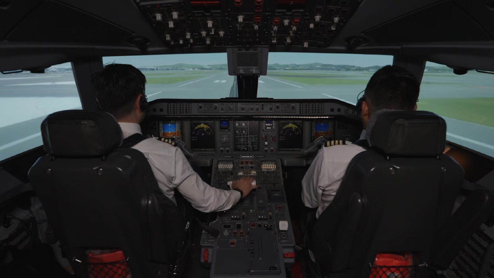 飞行员使用全动飞行模拟机视景系统进行训练。（受访单位供图）