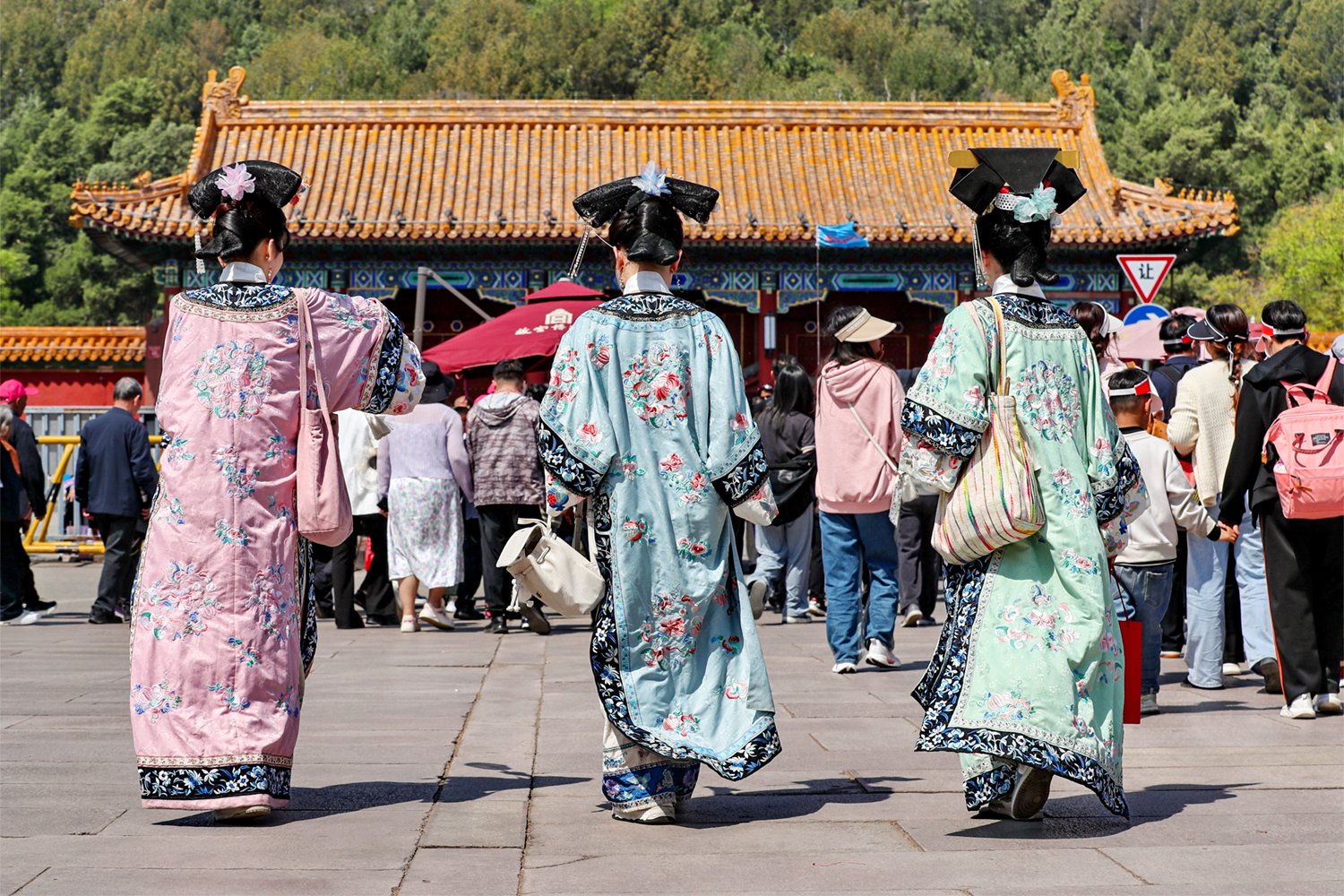 2024年4月24日，北京，三位游客穿着旗服游故宫。