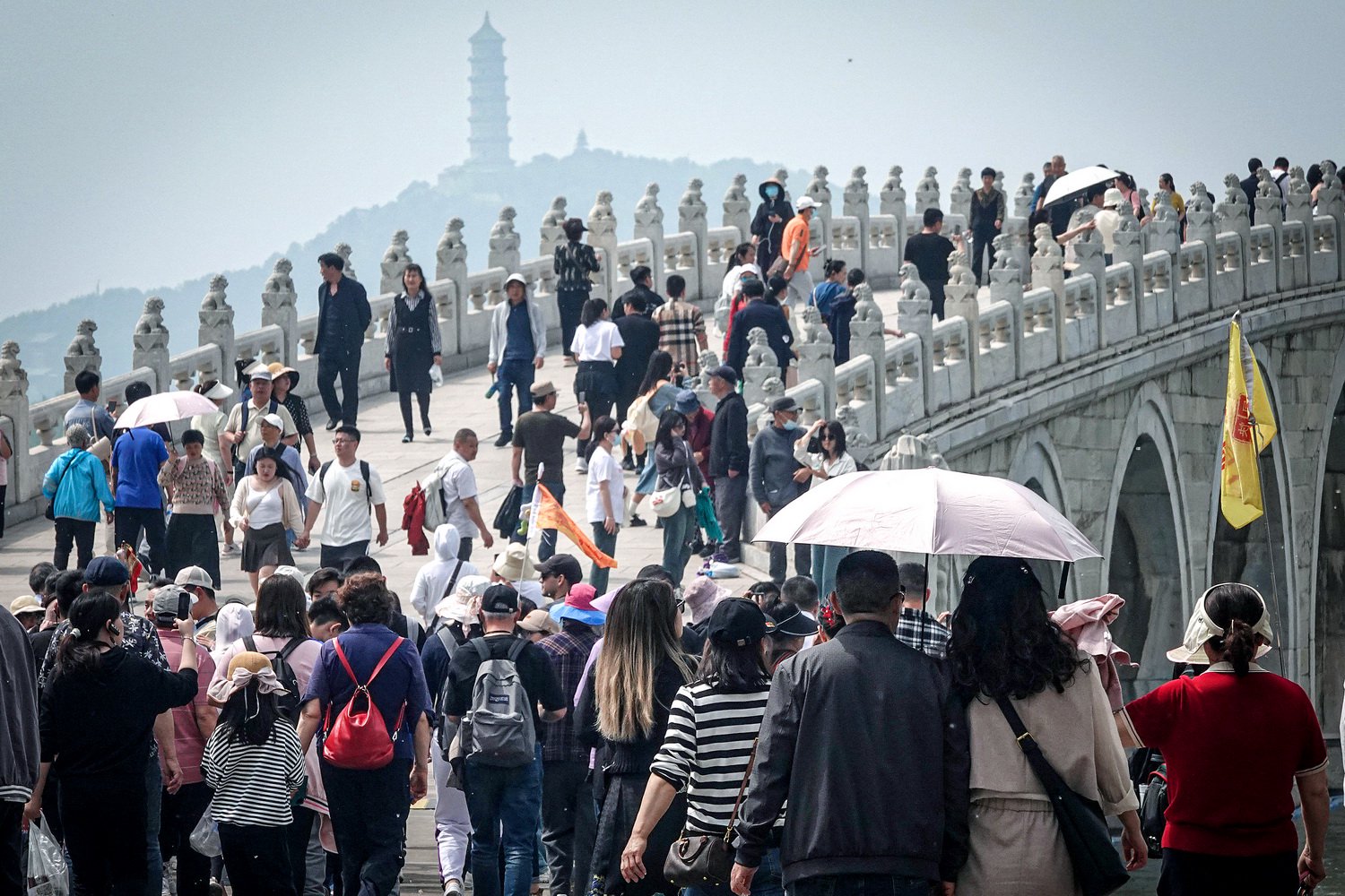 4月25日，北京持续晴热天气，颐和园游客增多。