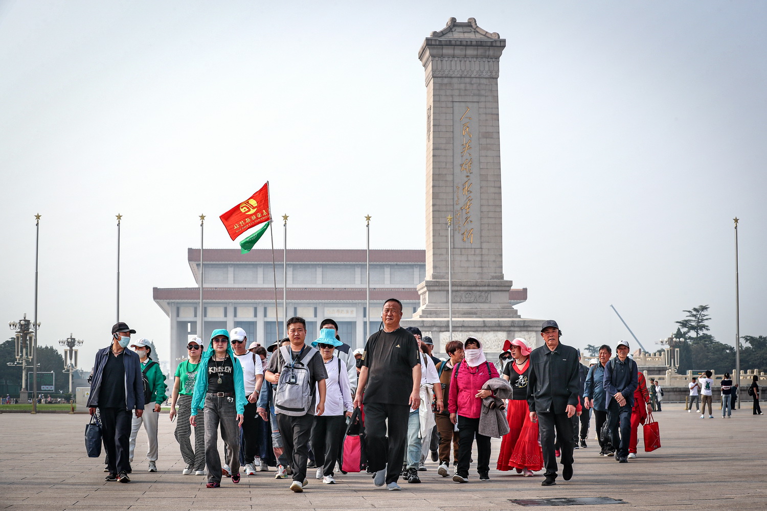 2024年4月26日，北京，天安门广场，迎来一波波旅行团。