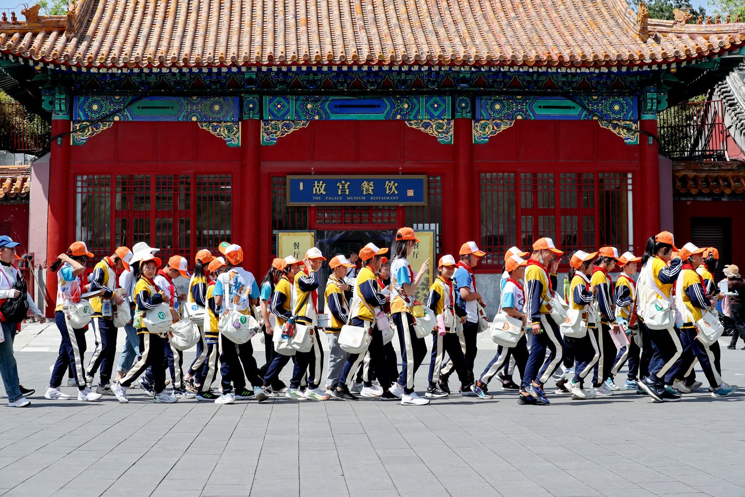 2024年4月24日，北京故宫博物院，一批学生排队游览故宫。