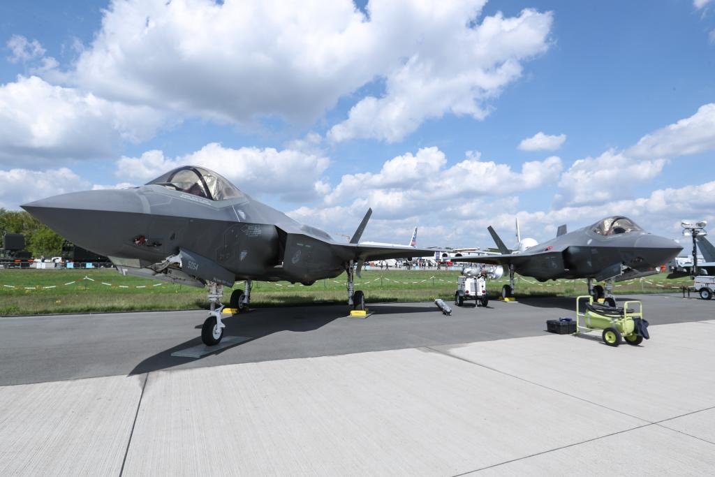 这是2018年4月27日在德国柏林国际航空航天展上拍摄的“F-35”型战机。新华社记者单宇琦摄