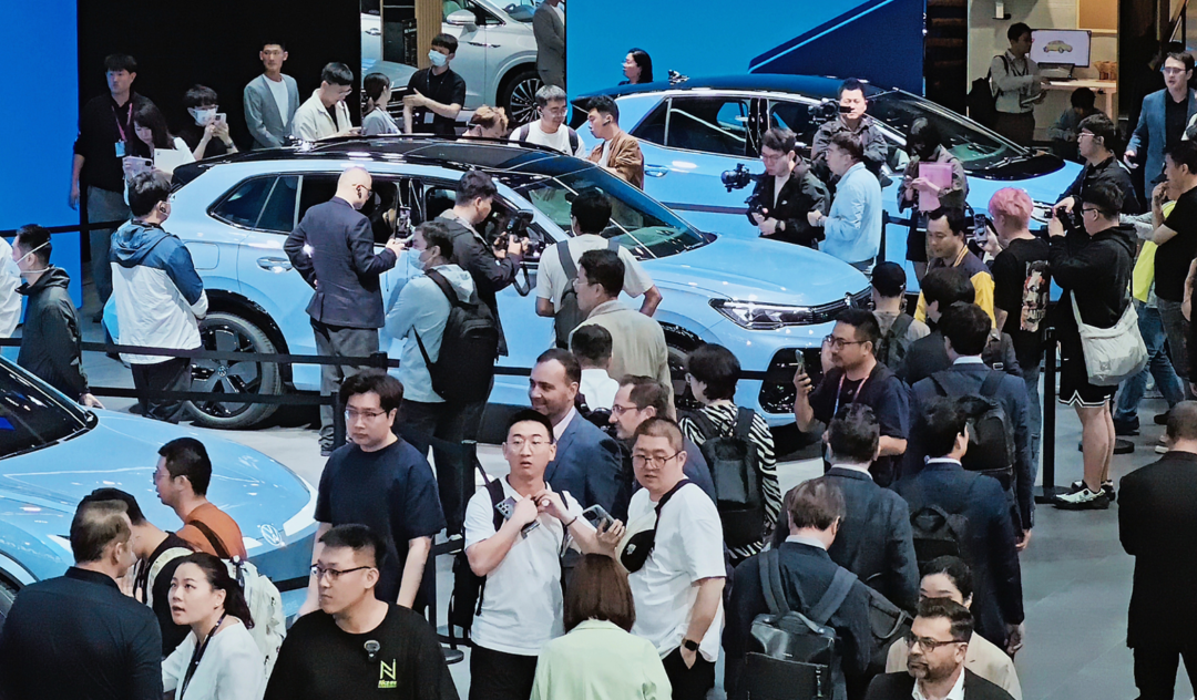 车企大佬频繁互动!周鸿祎身着红衣坐车顶