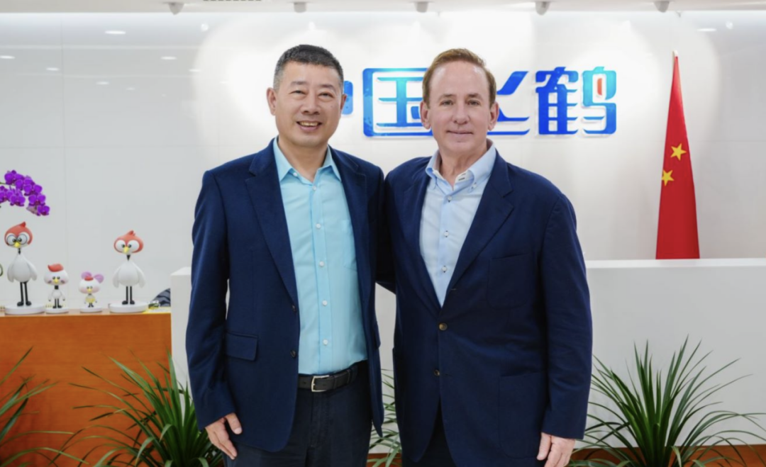 中国飞鹤董事长冷友斌（左）与满趣健创始人兼首席执行官Steve Dunn（右）合影