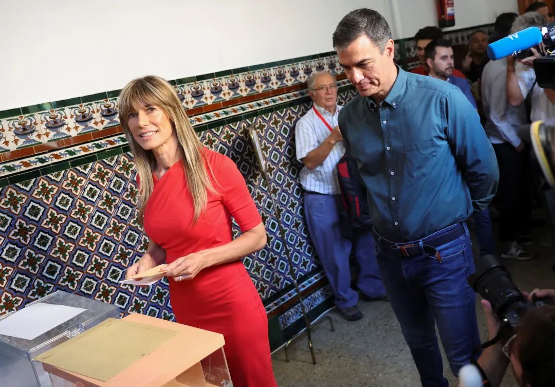 ▲资料图：西班牙首相桑切斯和妻子贝戈尼娅。图/IC photo