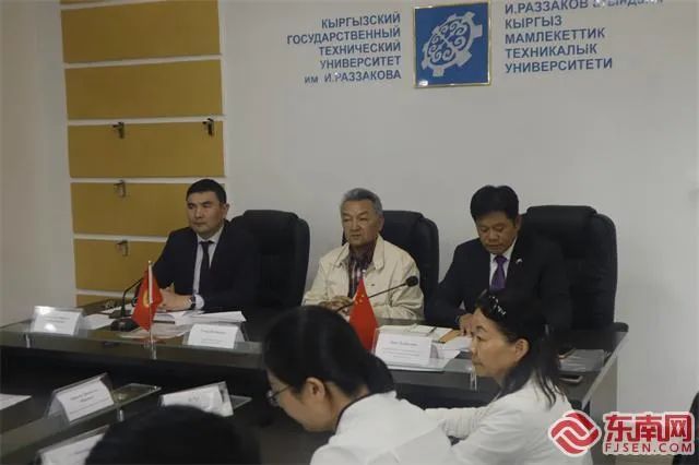 吉尔吉斯斯坦内阁顾问捷米尔•亚帕罗维奇（中）致辞