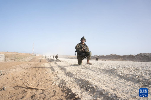 这张以色列国防军4月25日发布的照片显示，以军地面部队在加沙地带中部开展军事行动。新华社发（以色列国防军供图）