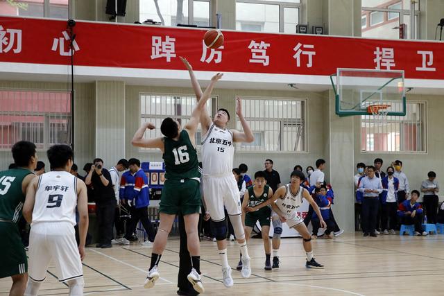 再次站在了决赛的赛场上,对战密云二中男子篮球队;经过激烈角逐后,以