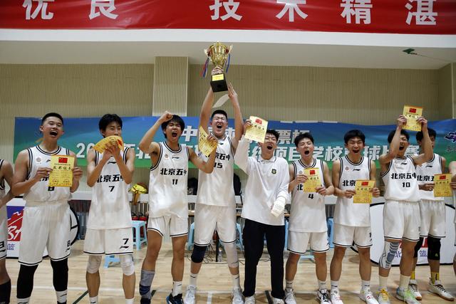 再次站在了决赛的赛场上,对战密云二中男子篮球队;经过激烈角逐后,以