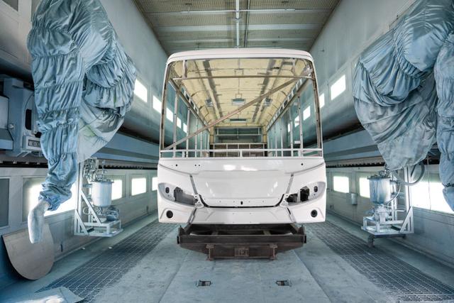 ↑在湖南常德中车新能源汽车有限公司涂装车间，面漆机器人在喷漆（4月25日摄）。新华社记者陈思汗 摄