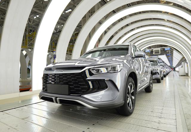 ↑这是4月24日在郑州航空港区比亚迪总装工厂拍摄的新能源汽车“宋Pro”生产线。新华社记者李嘉南 摄