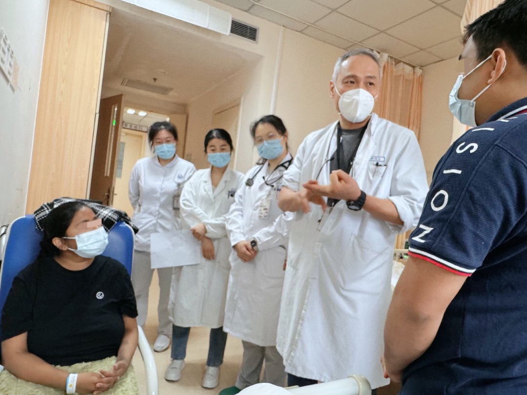 上海交通大学医学院附属仁济医院风湿科团队专家前往病房看望患者NIK。（上海交通大学医学院附属仁济医院 供图）