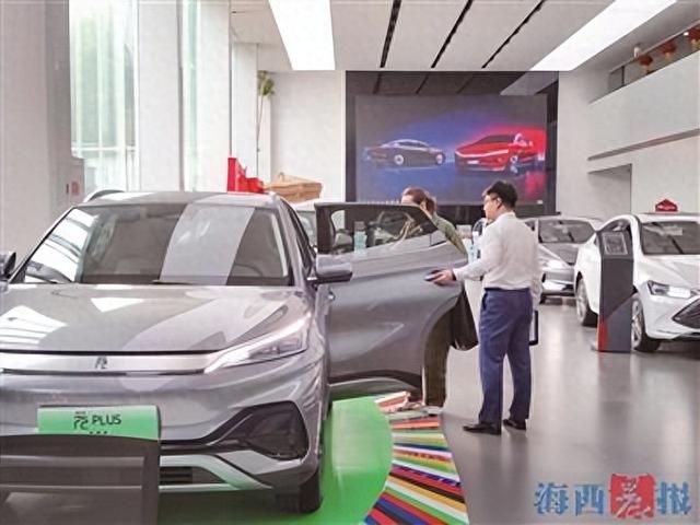 在比亚迪枋湖路店，市民正在选购新能源车。实习生 黎远玥 摄