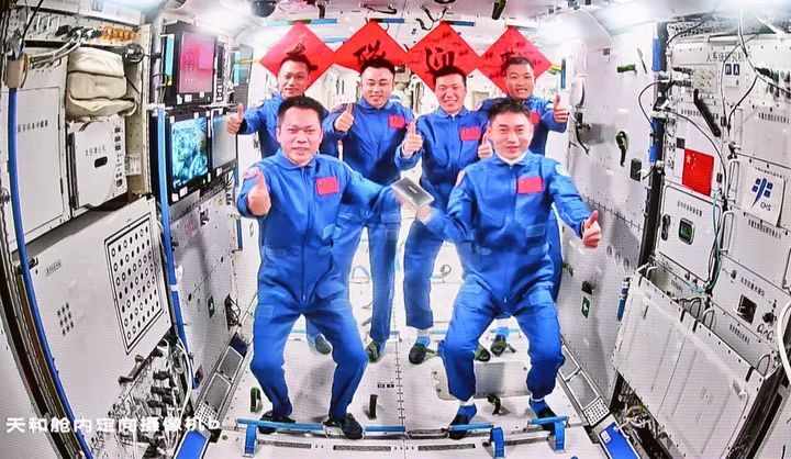 这是4月26日在北京航天飞行控制中心拍摄的神舟十七号航天员乘组和神舟十八号航天员乘组“全家福”。（新华社）