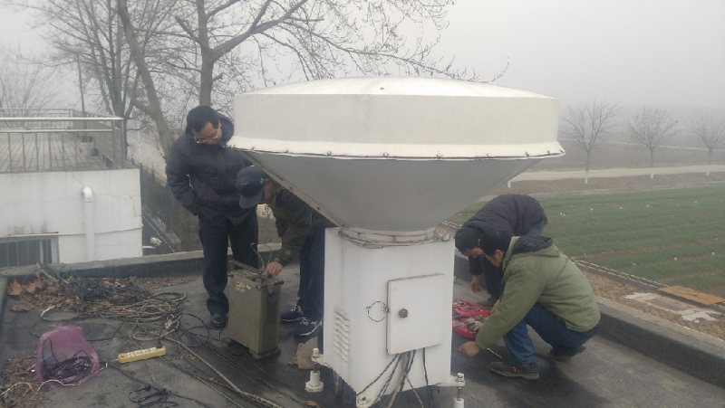 2017年1月1日在新乡河南农科院基地，团队成员和工程师们标定昆虫雷达的发射功率。受访者供图