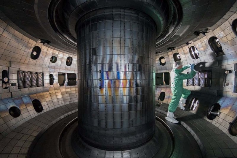 DIII-D托卡马克聚变反应堆内部。