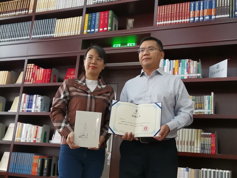 4月26日，“世界知识产权日”当天，赵俊杰（右）新书《船长说版权》作为捐赠文献入围中国国家图书馆馆藏书目。受访者供图