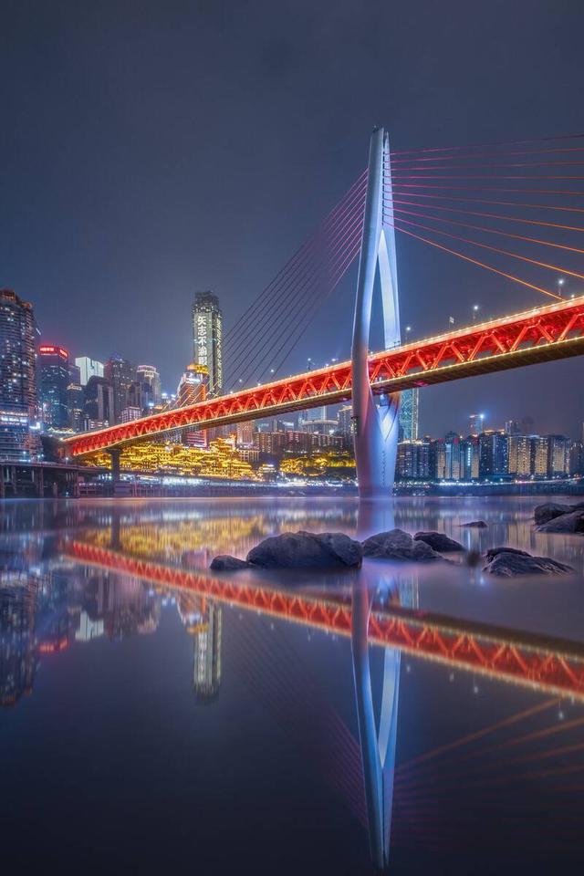 重庆千厮门嘉陵江大桥。图片来源于网络
