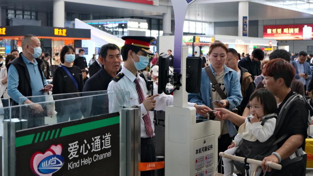 旅客在检票口检票  受访者供图