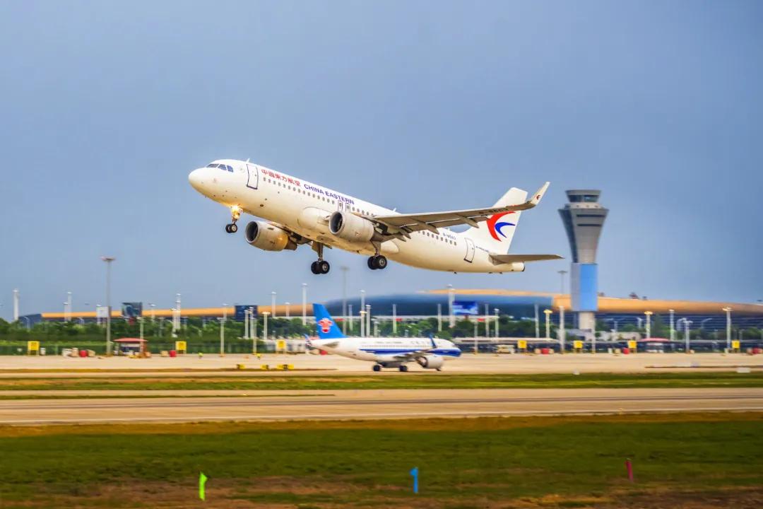 合肥新桥机场航班飞机正在起飞.陈超伍 摄