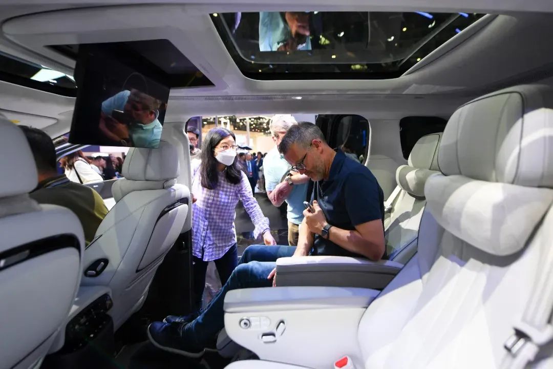4月25日，在北京中国国际展览中心顺义馆举行的2024北京车展上，参观者观看展出的小鹏X9新能源汽车。