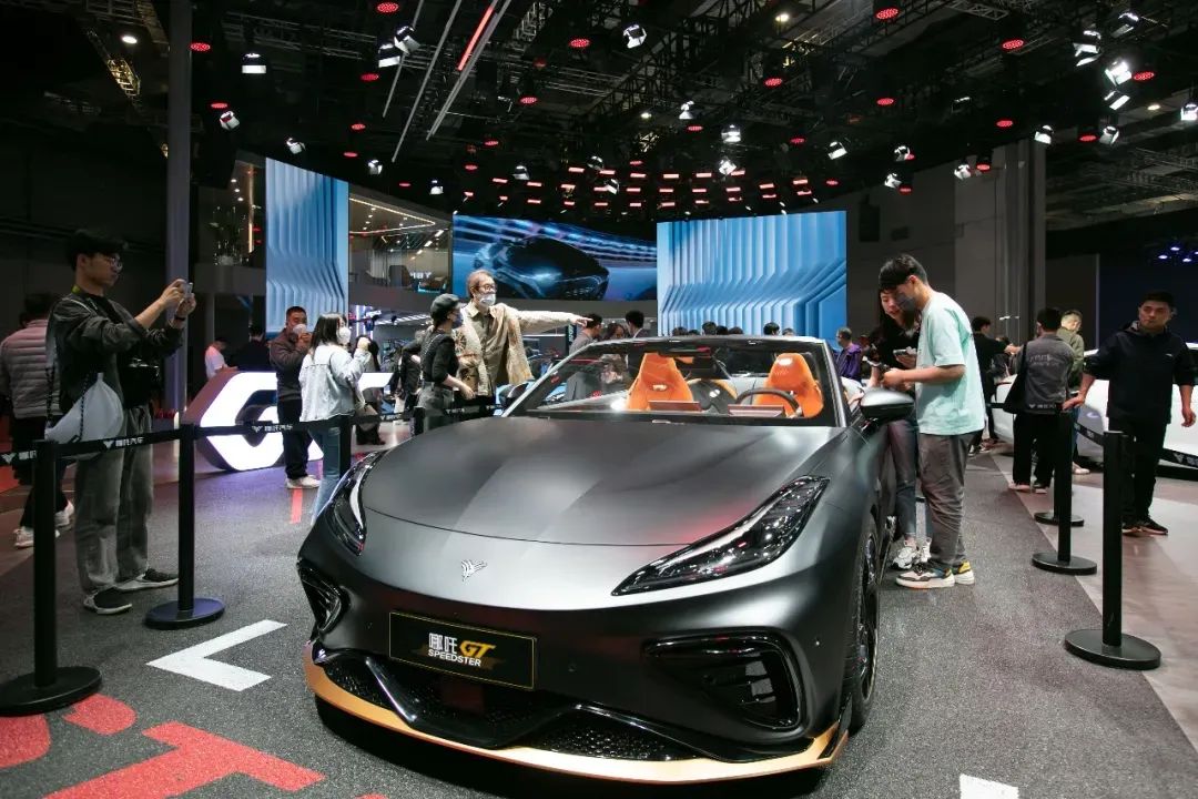 在2023上海车展上，参观者在哪吒GT展车边驻足观看（2023年4月25日摄）。新华社记者 王翔 摄