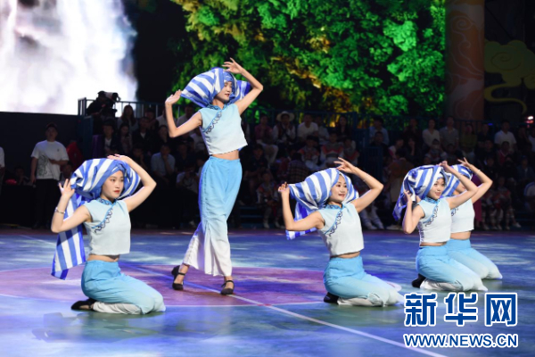 图为黔西南表演队带来的舞蹈《梳花》。新华网发（王永菠 摄）