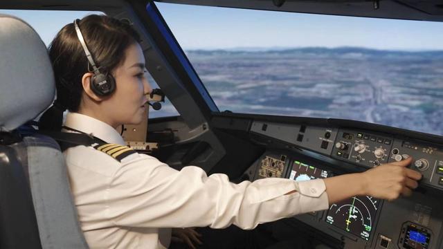 飞行员使用全动飞行模拟机视景系统进行训练。（受访单位供图）
