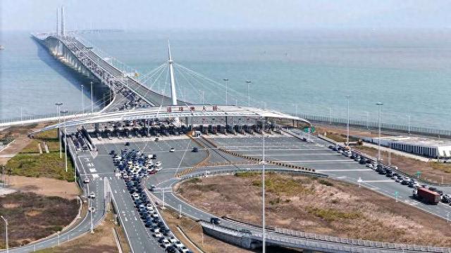 港珠澳大桥珠海公路口岸车流呈现快速增长态势。 港珠澳大桥边检站供图
