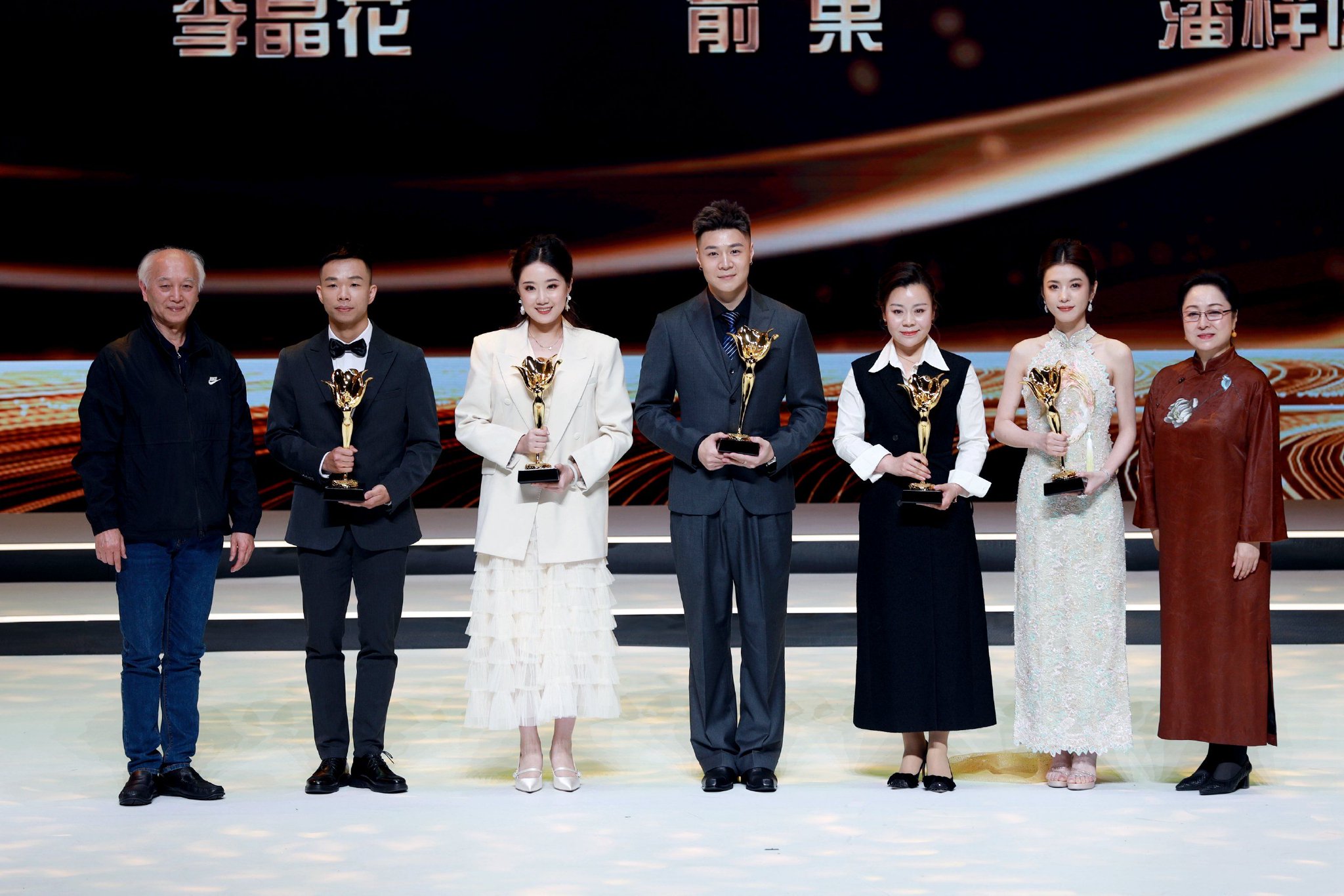 俞果（左三）、李云霄（右二）与其他三位青年戏剧演员共同摘得新人奖。
