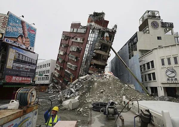 2024年4月5日，台湾花莲县海域发生7.3级地震后，倾斜倒塌的建筑物被有序拆除。图源：视觉中国