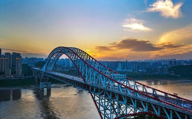 重庆朝天门长江大桥。图片来源于网络