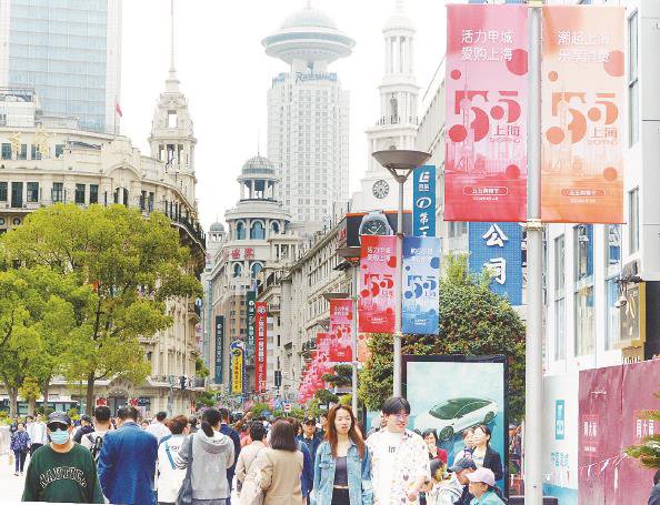 “五五购物节”启动，南京路步行街营造出浓浓的商业气氛 杨建正 摄