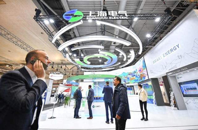 4月23日，在德国汉诺威工博会上，人们经过上海电气展区。新华社记者任鹏飞摄