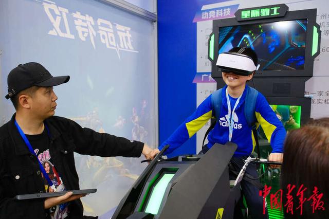 4月27日，北京首钢园，第八届中国科幻大会“潮幻奇遇季”活动展区，一名小朋友正在体验一款VR骑行设备。田嘉硕/摄